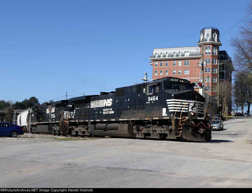 NS 9464 & 9726 lead train E25 towards Glenwood Yard